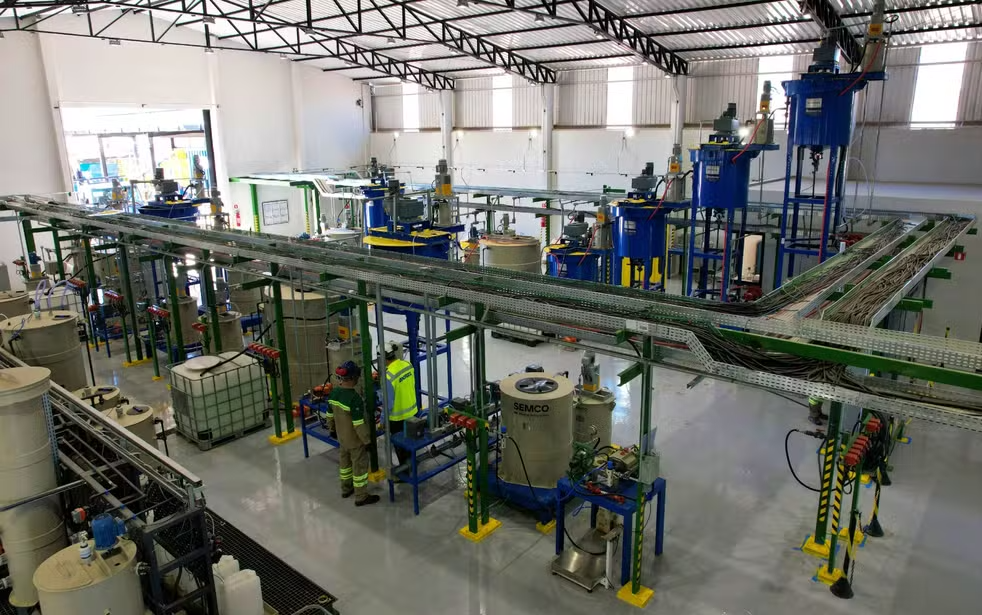 Multinacional inaugura em Minas uma das maiores plantas de terras raras fora da China