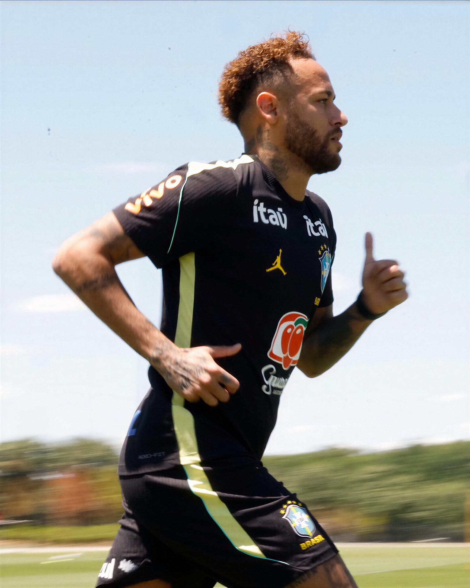 Neymar vai a campo pela primeira vez em treino da seleção brasileira