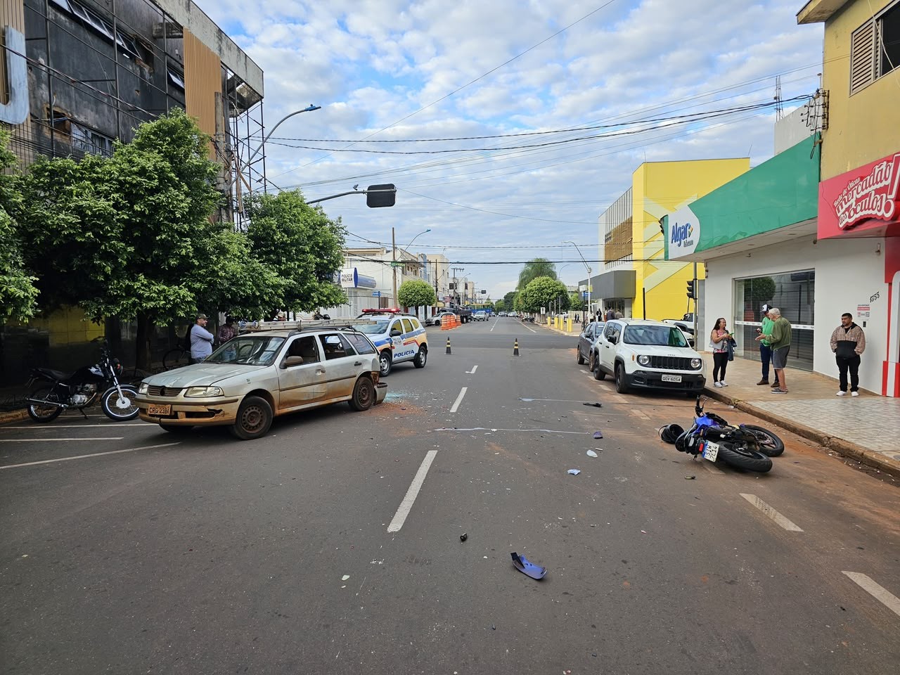 Acidente entre carro e moto deixa motociclista ferido em Iturama