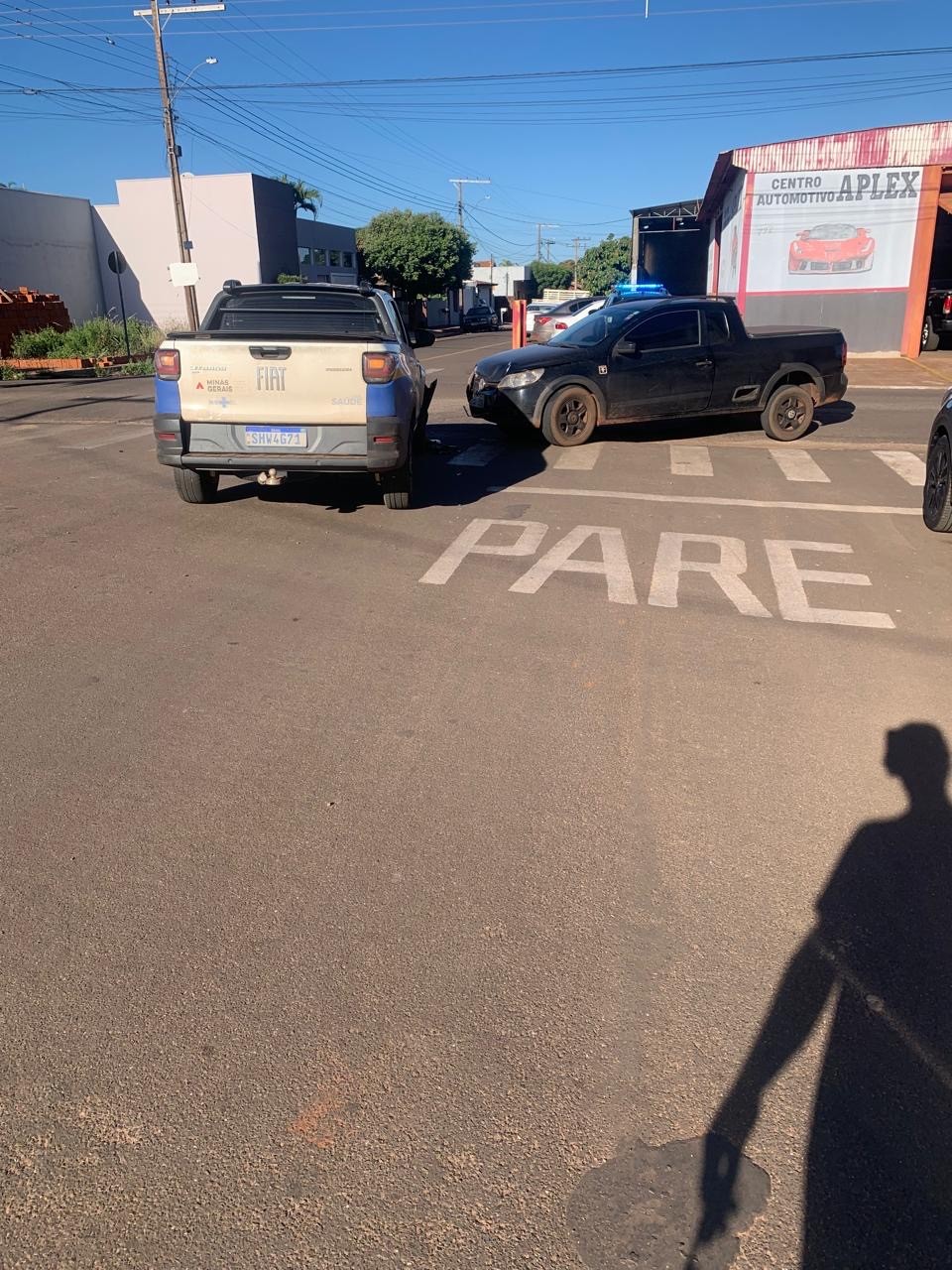 Picape da Saúde e carro particular colidem em cruzamento de Limeira do Oeste