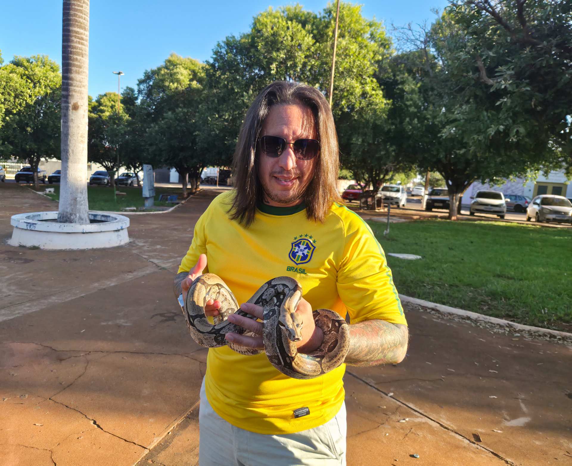 Quem é o rapaz que anda por Iturama com uma jiboia de estimação?