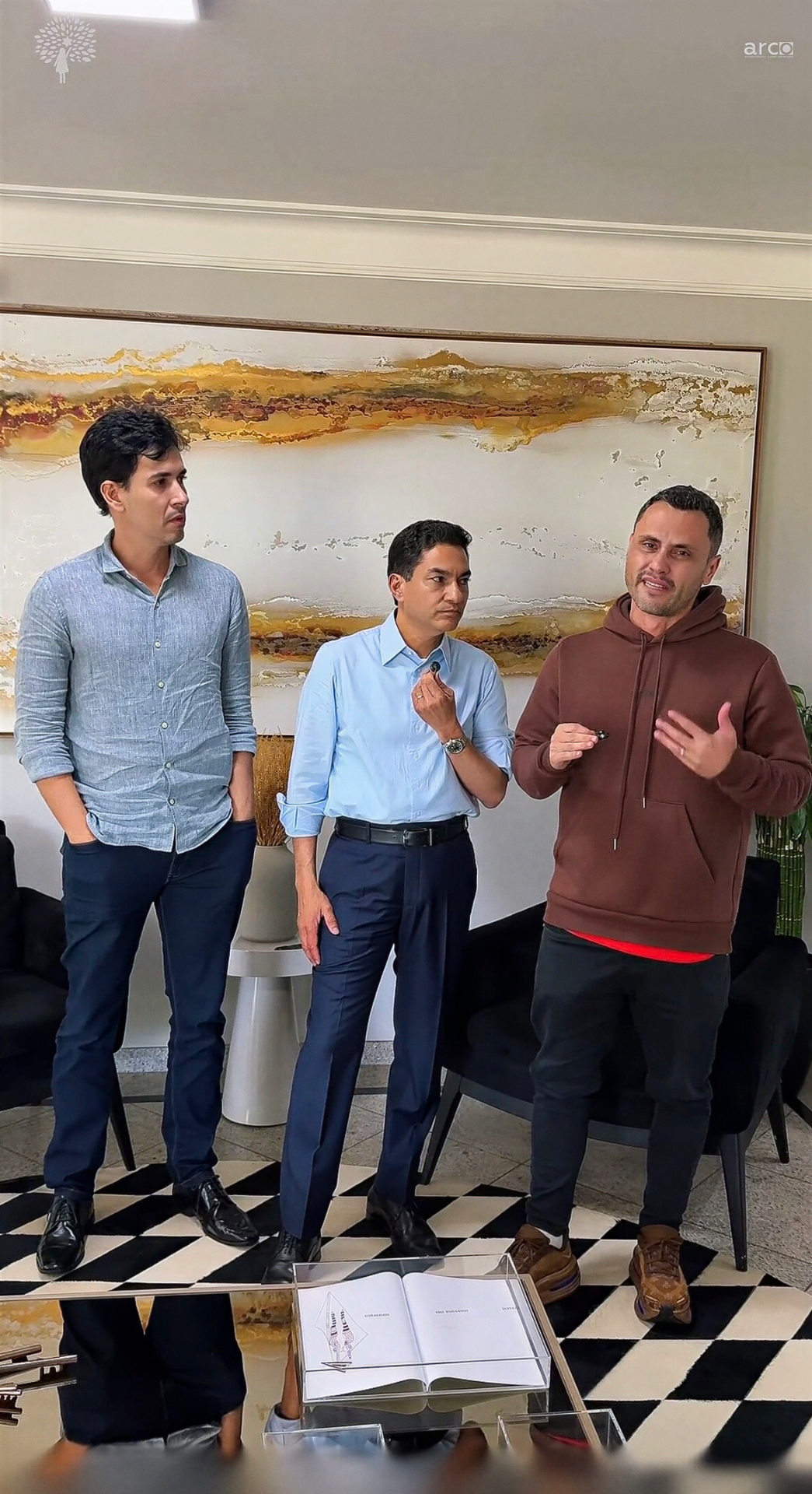 Cleitinho chora ao anunciar que desistiu de concorrer ao governo de Minas Gerais