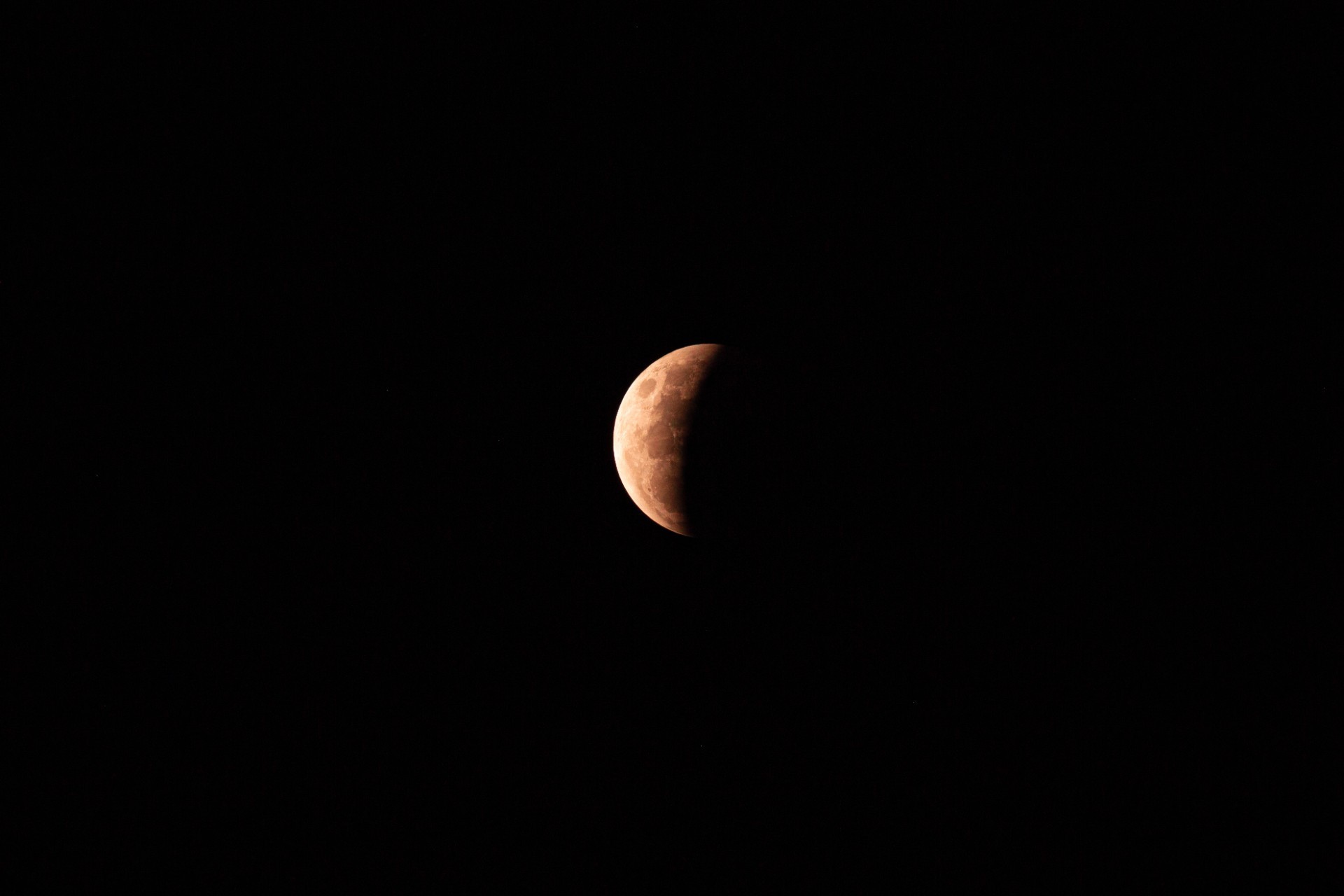 Eclipse lunar imperdível poderá ser visto no céu do Pontal na noite desta quinta (27)