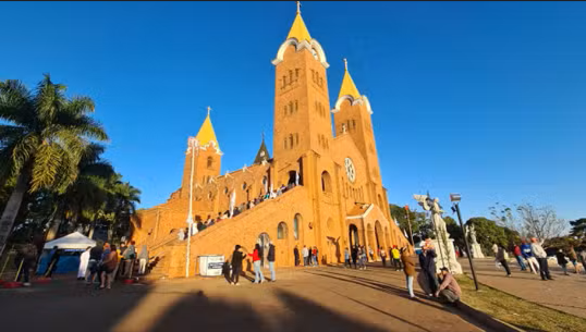Festa de Nossa Senhora da Abadia espera receber mais de 1 milhão de fiéis em Romaria; veja a programação.