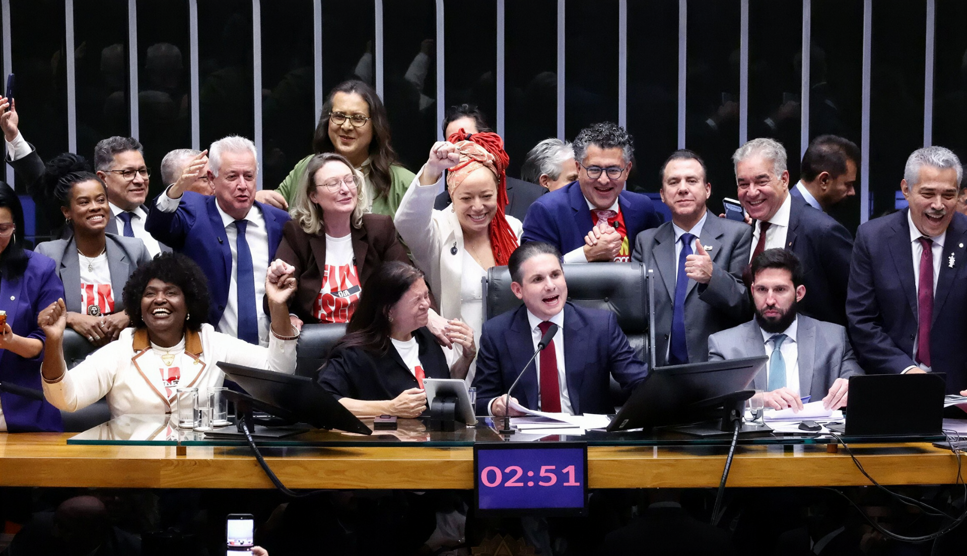 Votação do fim da 6x1 é marcada por cantoria, provocações e pastor defendendo mais tempo para sexo