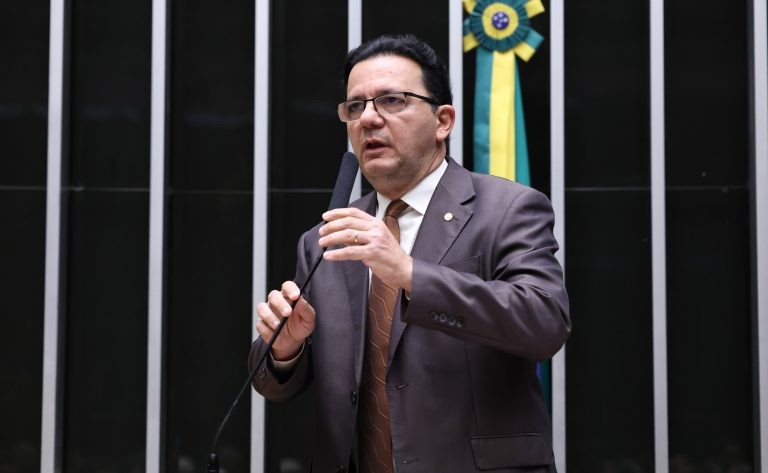 Câmara aprova R$ 10 bi para fertilizantes e mais R$ 1 bi extraordinário contra efeitos da guerra no Irã
